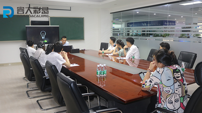 容大彩晶技術(shù)總監(jiān)為客戶團(tuán)隊培訓(xùn)多媒體觸摸一體機(jī)的軟件、硬件使用方法！